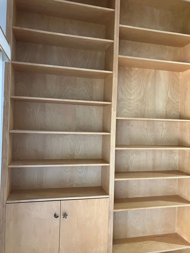 Built-in Shelving - 8040 NW 15th Mnr