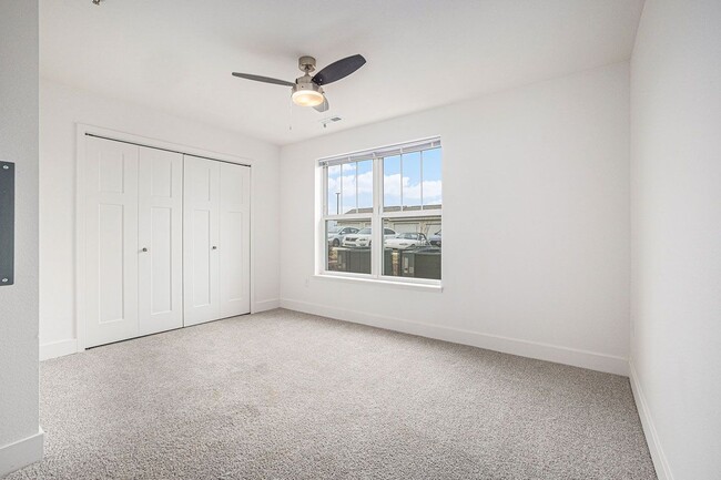 Building Photo - Signature Pointe Apartment Homes