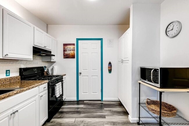 Building Photo - 1629 Johnson St