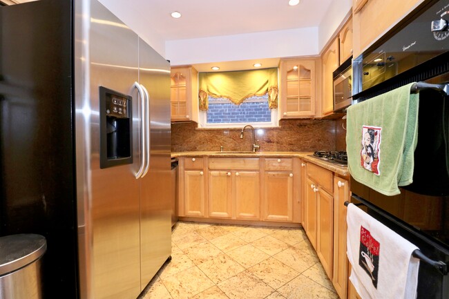 Kitchen - 1535 E Gun Hill Rd