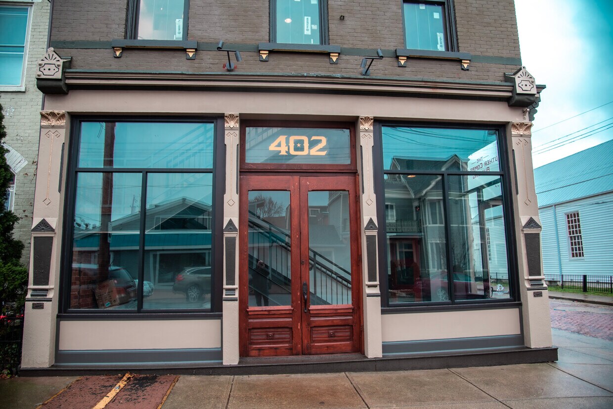 Primary Photo - 402 E 9th St