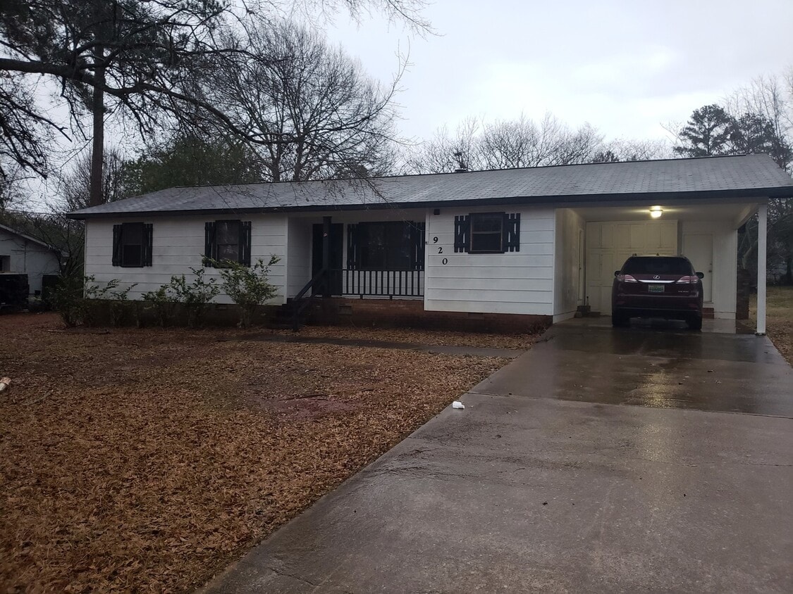 Foto principal - 3 bedroom/2 bath