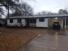 Building Photo - 920 Dennis St SW