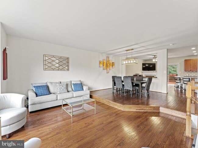 Building Photo - 8873 Royal Doulton Ln