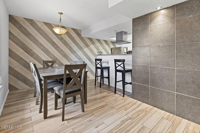 Building Photo - 6201 Escondido Dr