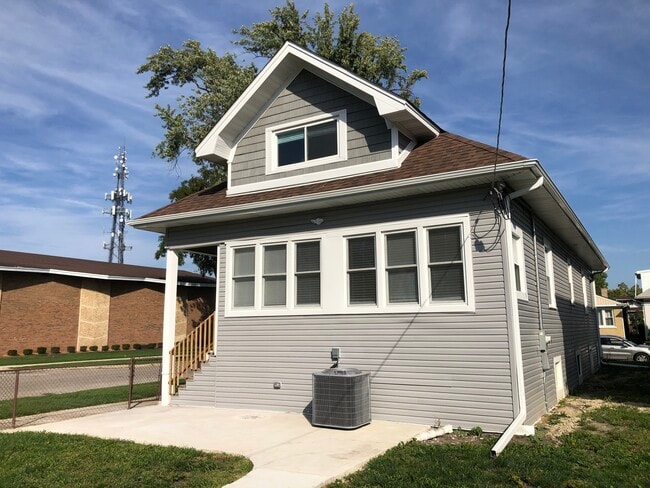 Building Photo - 3102 Scoville Ave