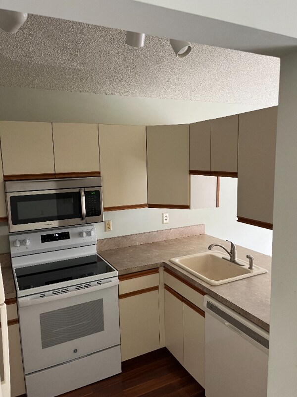 Building Photo - 207 Greenwich Dr