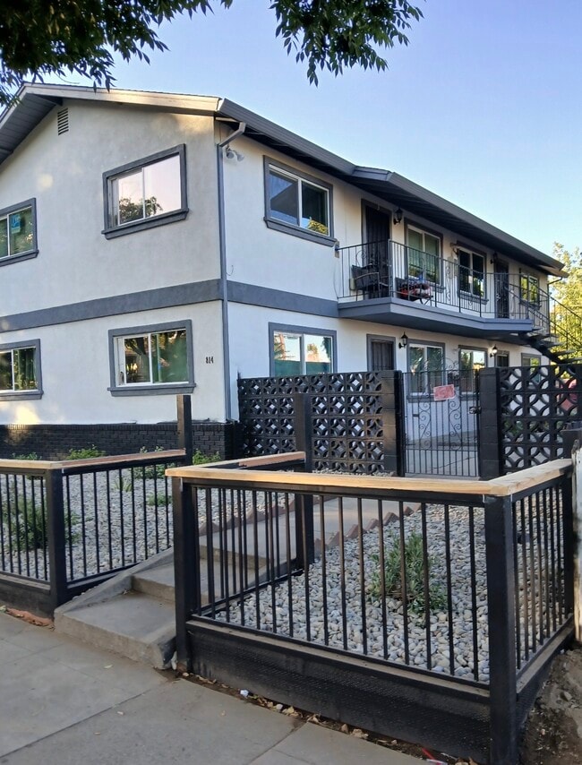 Building Photo - 814 2nd St