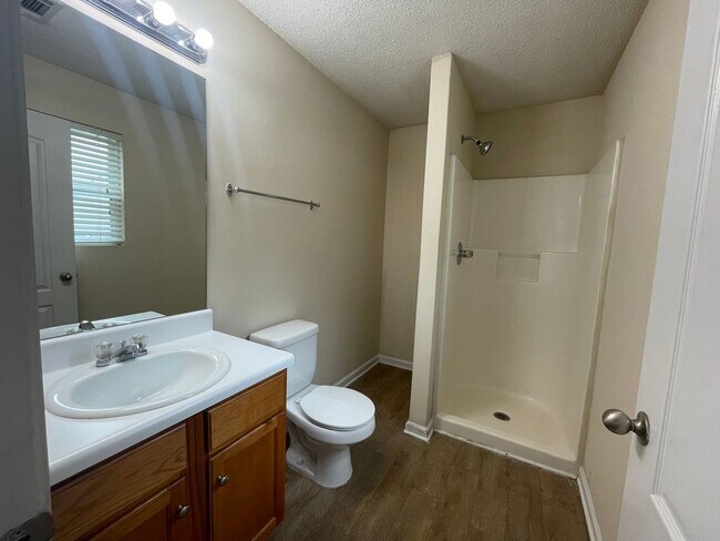 Foto del edificio - PRE-LEASING FOR AUGUST 2025!  1/2 OFF SECU...