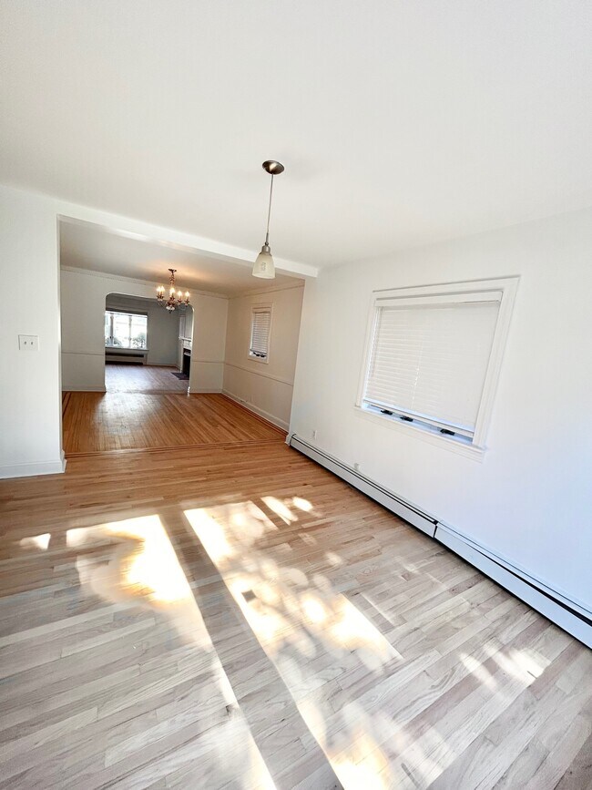 Building Photo - 6418 Cromwell Cres