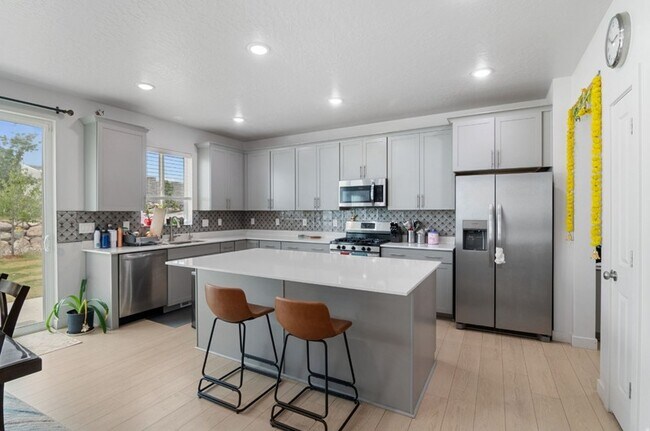 Building Photo - 2613 N Snowberry Dr