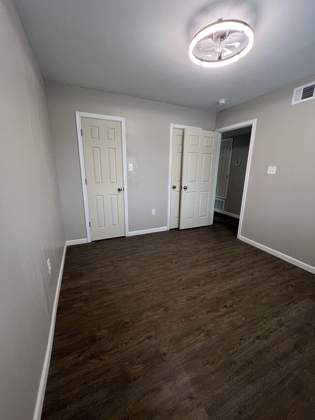 Foto del edificio - 9745 Long Point Rd