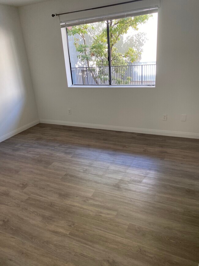 Foto del edificio - 11924 Mayfield Ave