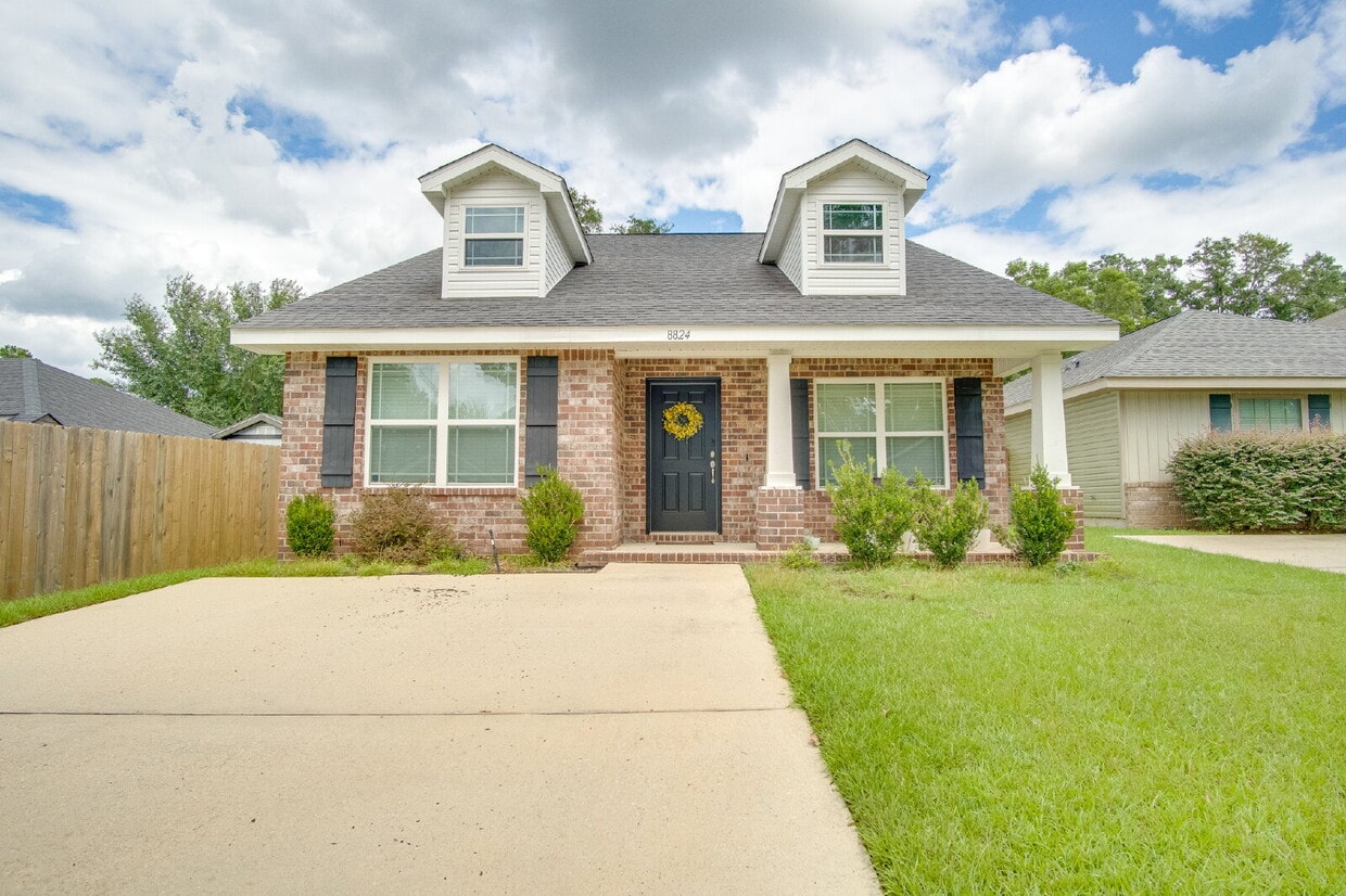 Primary Photo - Spacious Cottage-Style Home Near UWF, Navy Federal & West Florida Hospital with Private HUGE Upst...