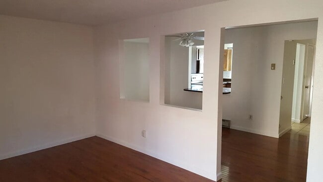 Building Photo - Charming Golden Townhome!
