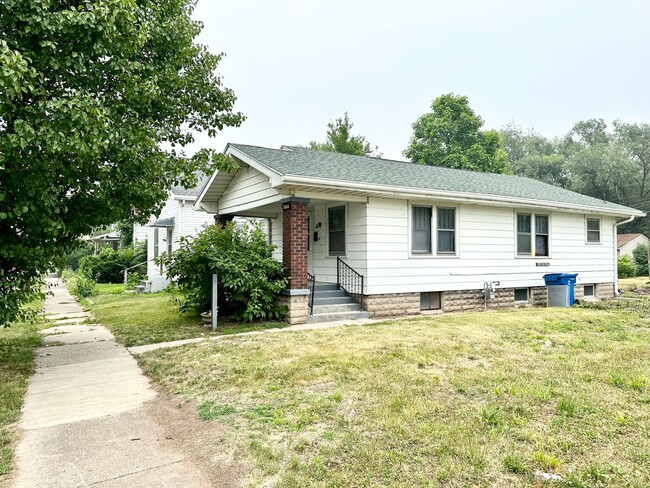 Building Photo - 1/2 off August rent if you apply by the en...