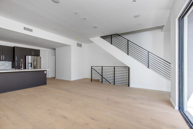 Building Photo - 2021 S Redondo Blvd