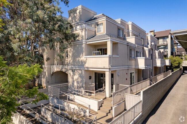 Building Photo - 317 E Del Mar Blvd