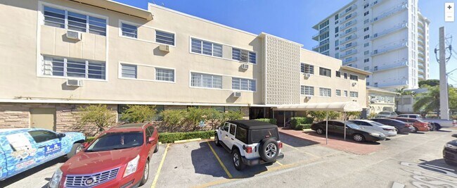 Fachada del edificio - 7945 East Dr