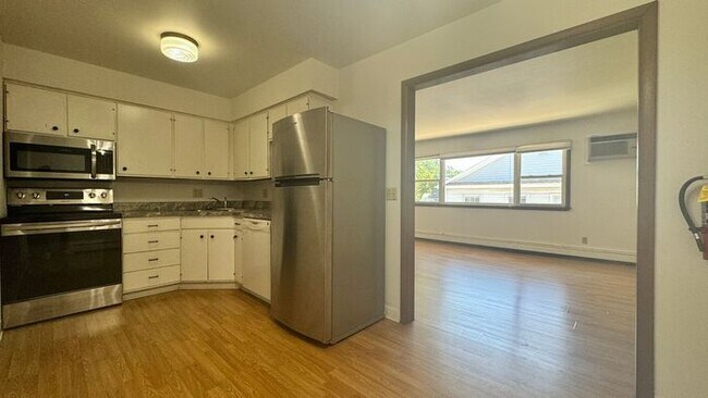 Foto del edificio - $1,200 | 2 Bedroom, 1 Bathroom Apartment | No Pets | Sublease* | Available for May 1st, 2026 Move...