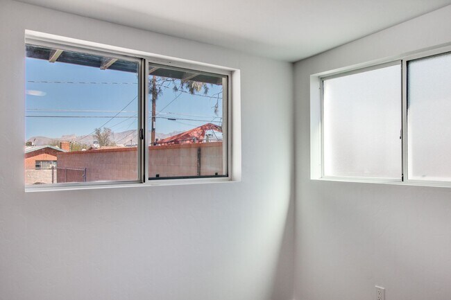 Foto del edificio - 1221 E 13th St