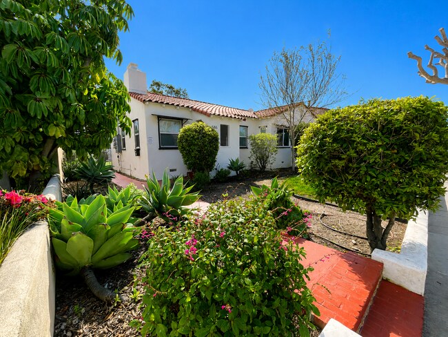 Foto del edificio - Completely Remodeled Spanish Style Midtown Apartment! Air Conditioning!