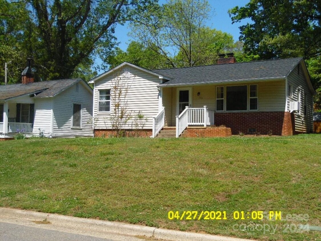 Primary Photo - 721 E Sharpe St