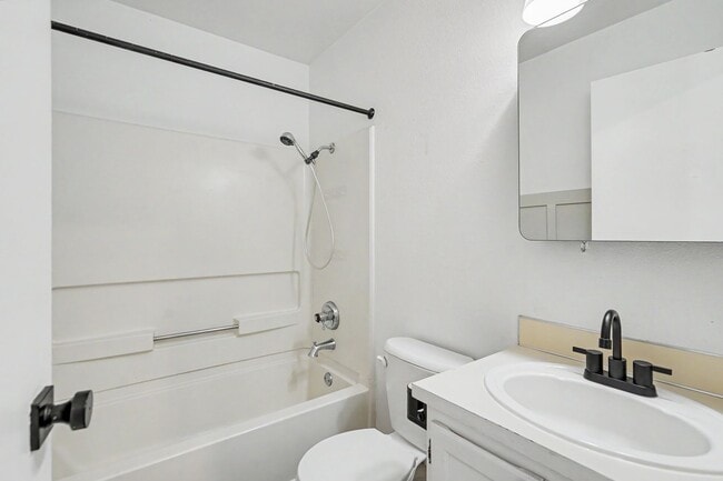 Foto del edificio - 5260-5262 Springcrest Drive