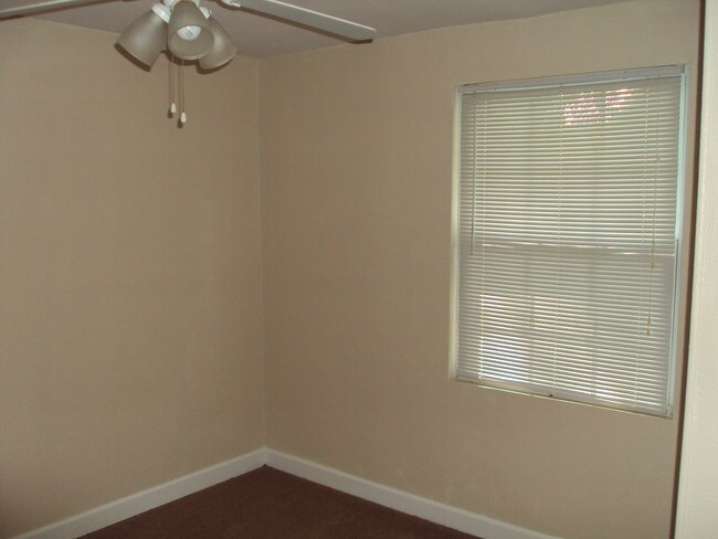 Building Photo - 10183 Cloverdale Dr