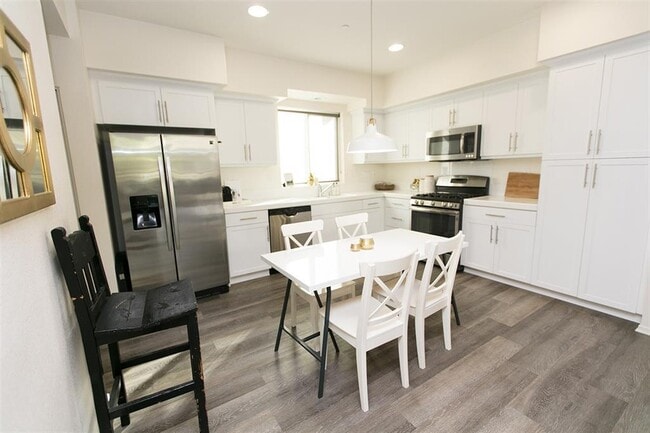 Foto del edificio - Urban living in this Gorgeous 3 bedroom 3....