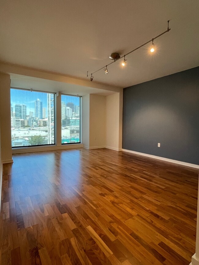 Building Photo - 555 4th St
