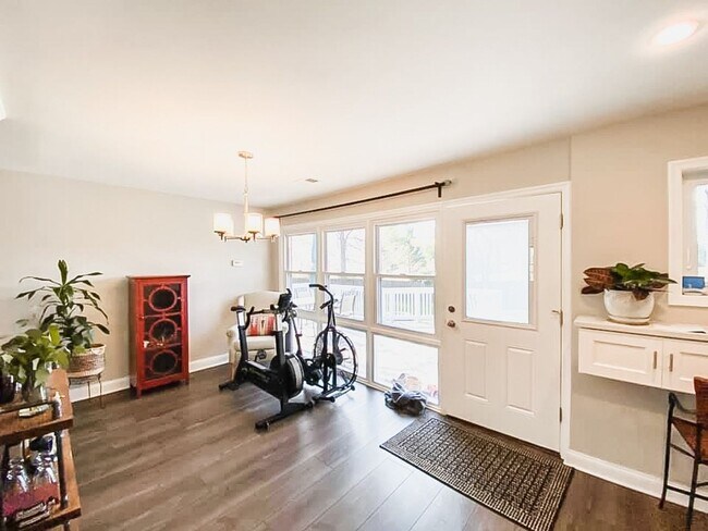 Building Photo - Immaculately Renovated 3 Bedroom 1.5 Bathr...