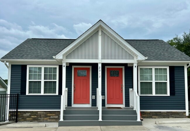 Beautiful craftsmen exterior to welcome you home - 2312-A Belle Ave NE