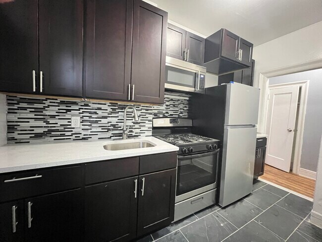 Building Photo - 149 Zabriskie St