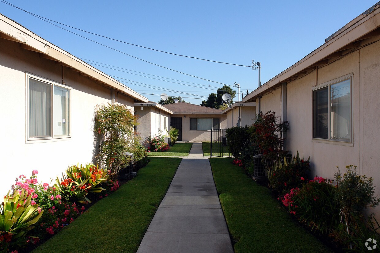 Foto del edificio - 3807-3813 W 105th St