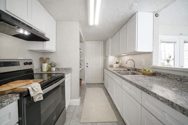 Foto del edificio - 8100 Leonora St