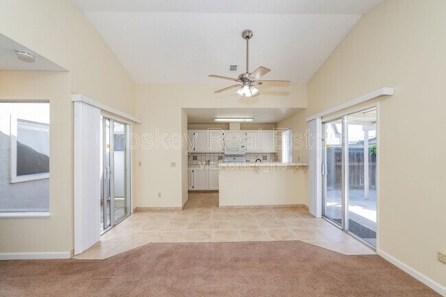Foto del edificio - 357 Hazelnut Ln