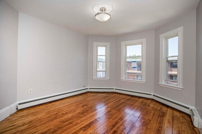 Building Photo - 887 E 4th St
