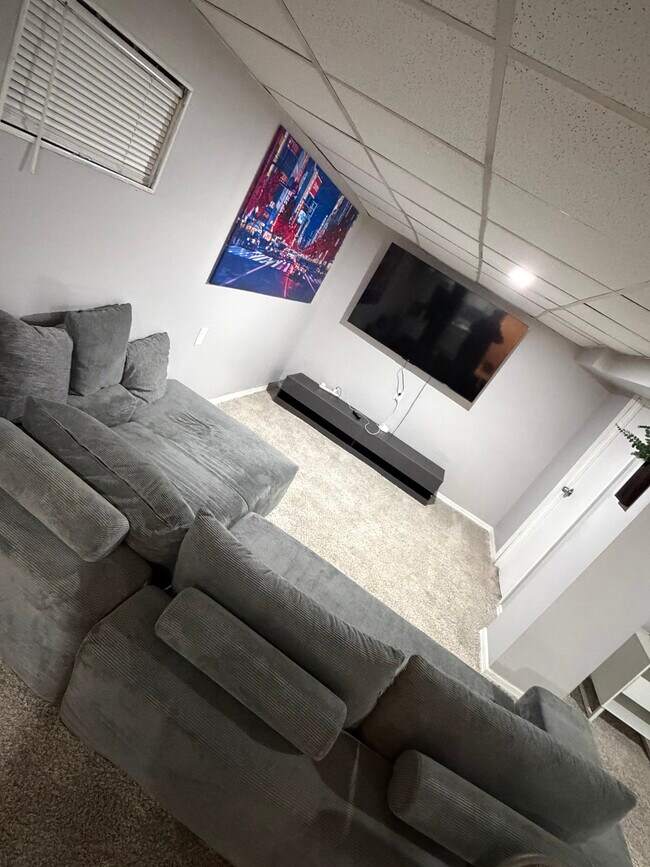 Foto del edificio - 32 Danforth Ave