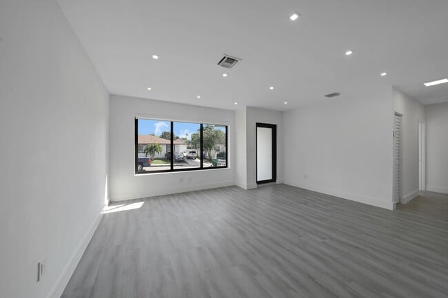 Building Photo - 1103 SW 12th St