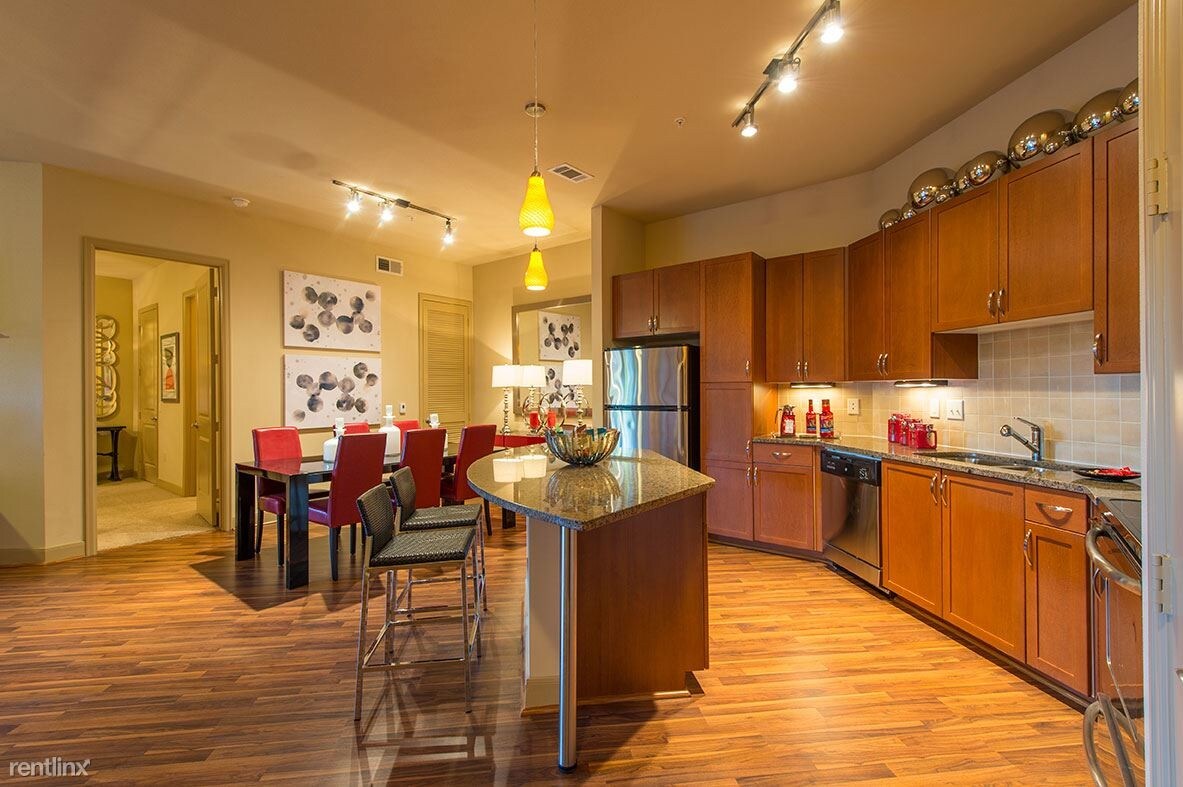 Foto principal - 1201 Lake Robbins Dr