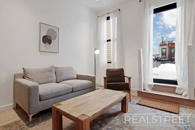Foto del edificio - Spacious Bushwick 6BR with Open Kitchen, Laundry & Roof Deck