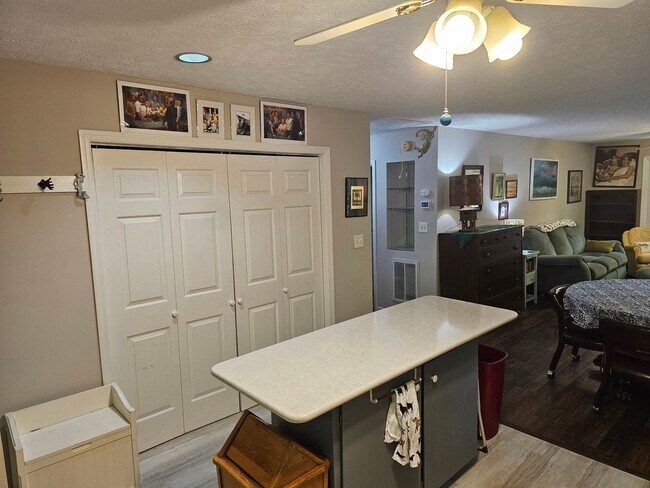 Foto del edificio - Charming 2-Bedroom 2-Bathroom Furnished Ho...