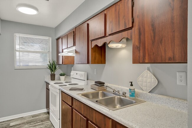 Building Photo - SPACIOUS 2 Bedroom 1.5 Bath Apartment