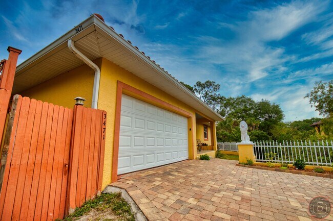 Building Photo - Seasonal Short-term Single-Family Pool Home in South Venice!