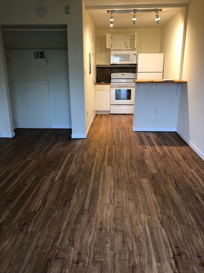 Studio Kitchen - University Ridge Apartments