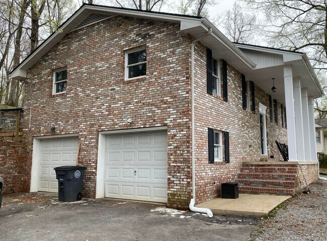 Building Photo - 4 bedroom / 2 bath Brick Home - 2 car gara...