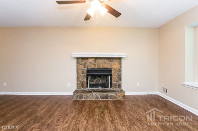 Building Photo - 1025 Brenton Dr NW