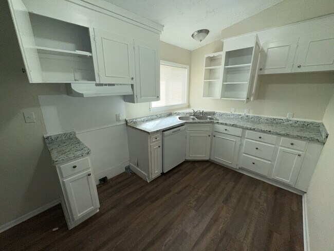 Foto del edificio - 3320 Ridgeland Dr