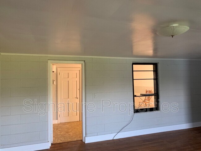 Building Photo - 1211 US-58